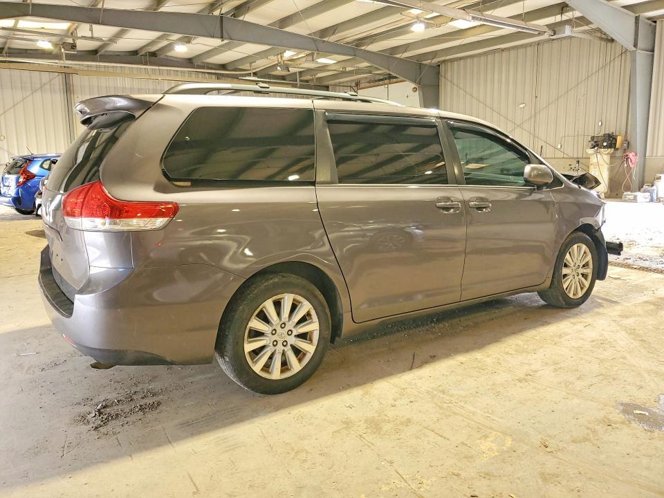 2013 Toyota Sienna le 7-passenger