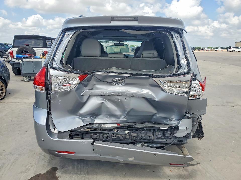2011 Toyota Sienna xle 8-passenger