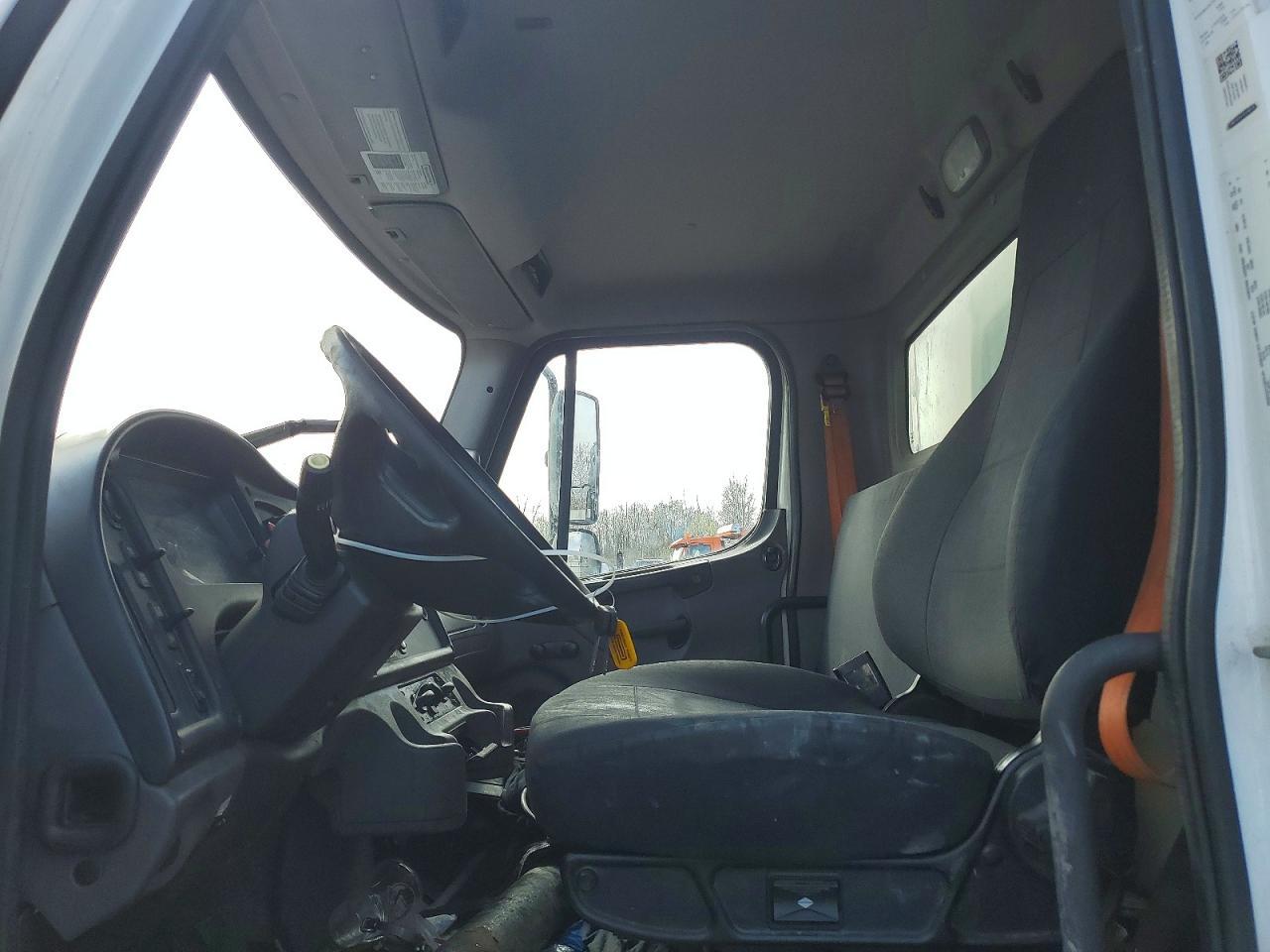 2020 Freigliner 2020 Freightliner Business Class M2 BOX Truck