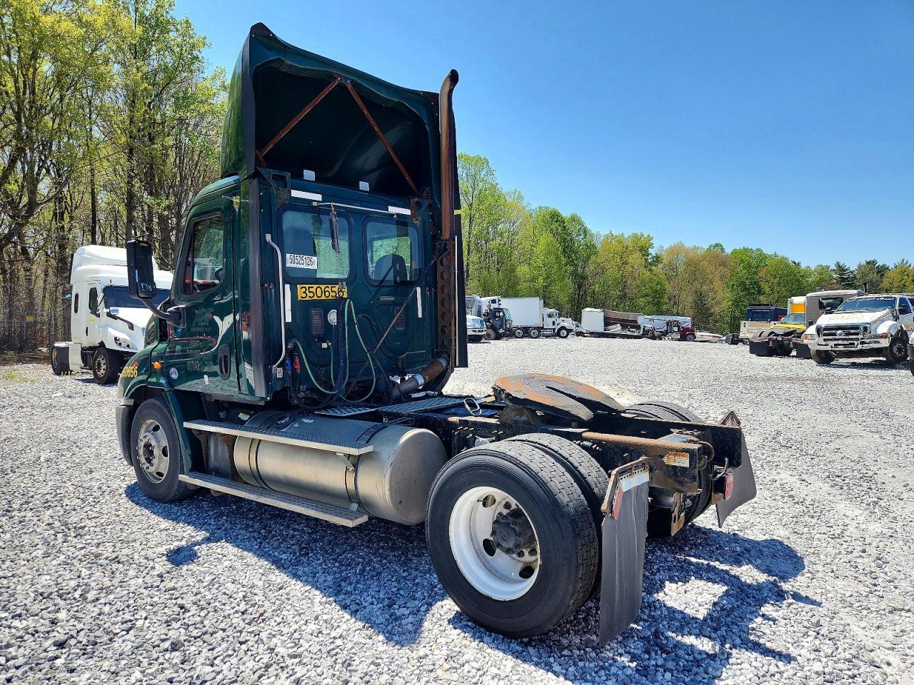 2016 Freightliner Cascadia 1-Semi Truck