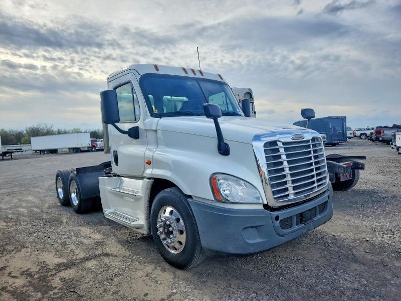2015 Freigliner 2015 Freightliner Cascadia 1-Semi Truck