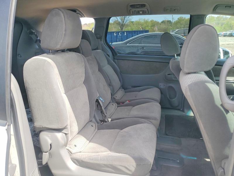 2010 Toyota Sienna le 8-passenger