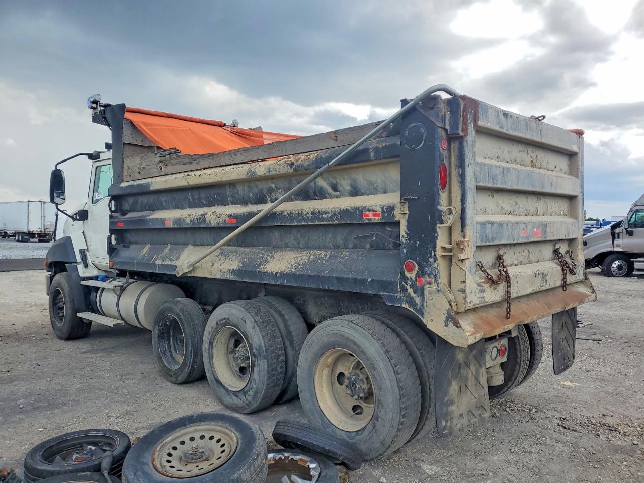 2015 Caterillar 2015 Caterpillar CT660S Dump Truck