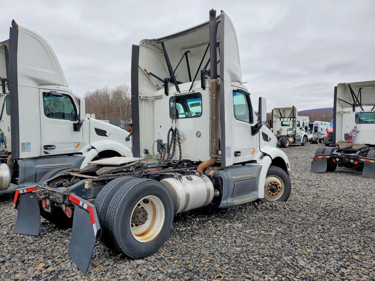 2017 Peterbilt 579 Semi Truck