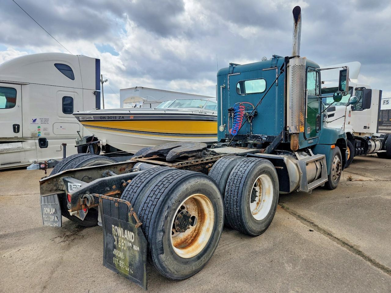 2000 Freightliner Medium Convention Semi Truck