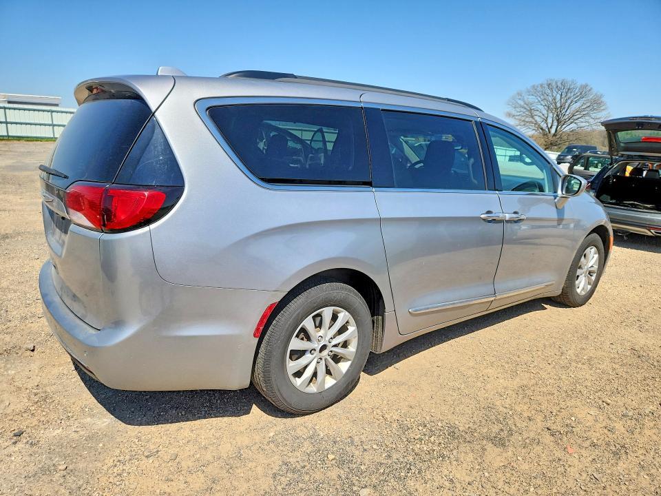 2017 Chrysler Pacifica Touring l