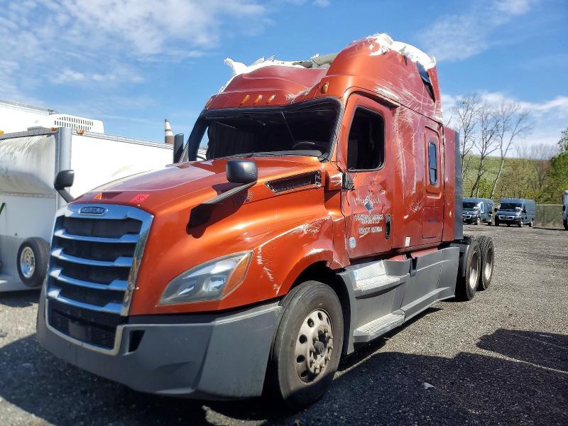 2018 Freigliner 2018 Freightliner Cascadia 126 Semi Truck