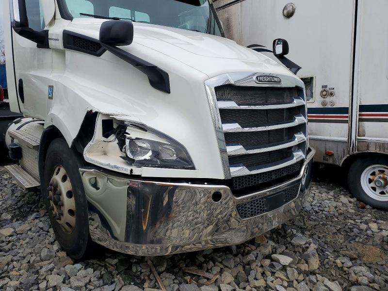 2021 Freigliner 2021 Freightliner Cascadia 116 Semi Truck