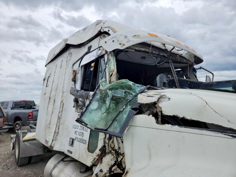 2005 Freightliner Columbia 120 Semi Truck