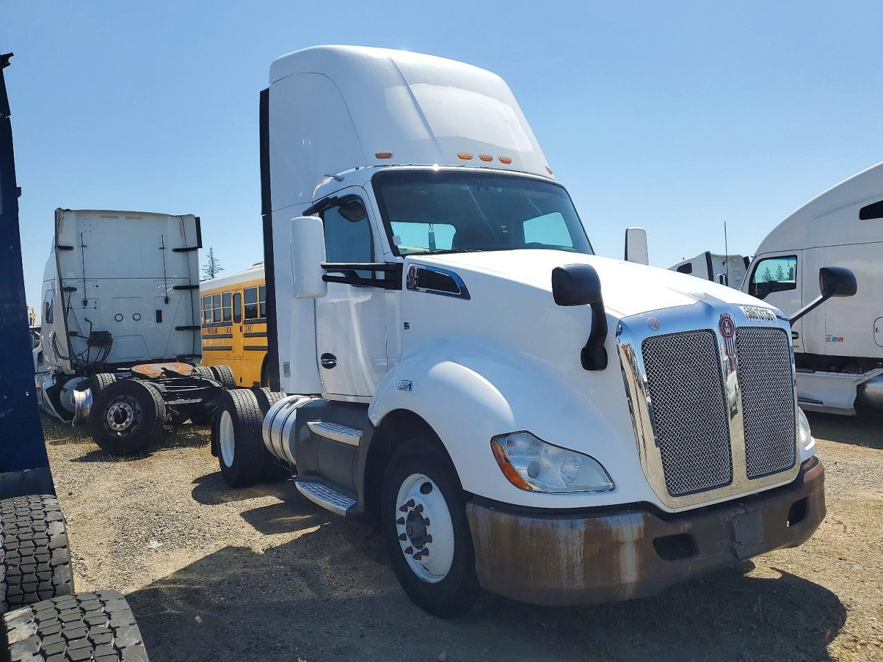 2016 Kenworth T680 Semi Truck