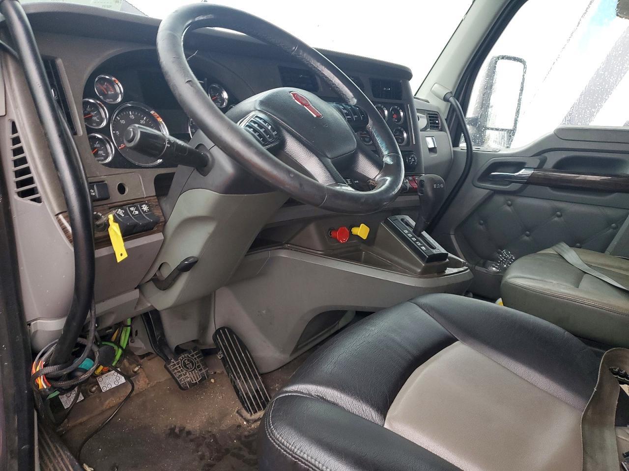 2015 Kenworth T680 Semi Truck