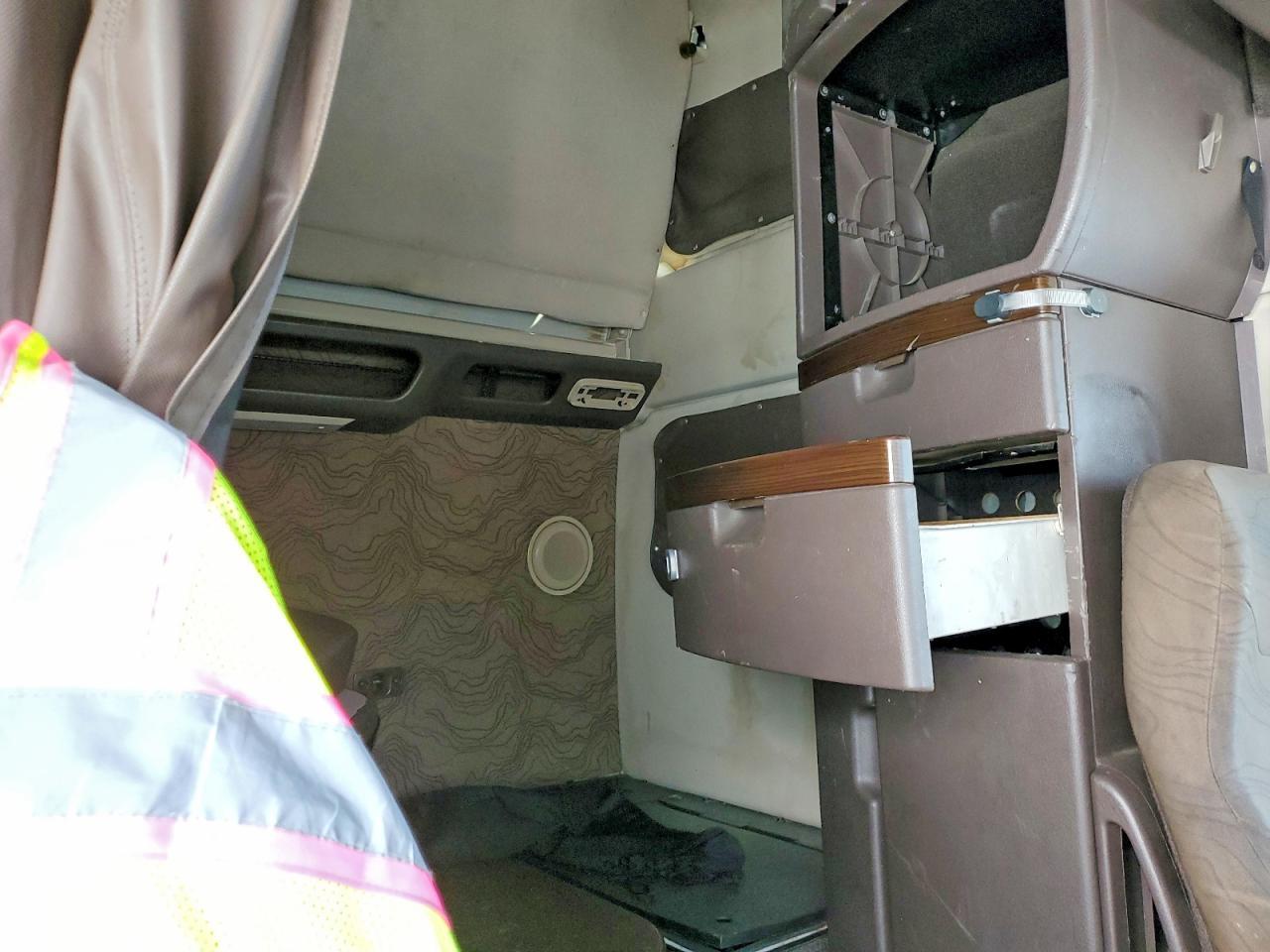 2016 Volvo VNL Semi Truck