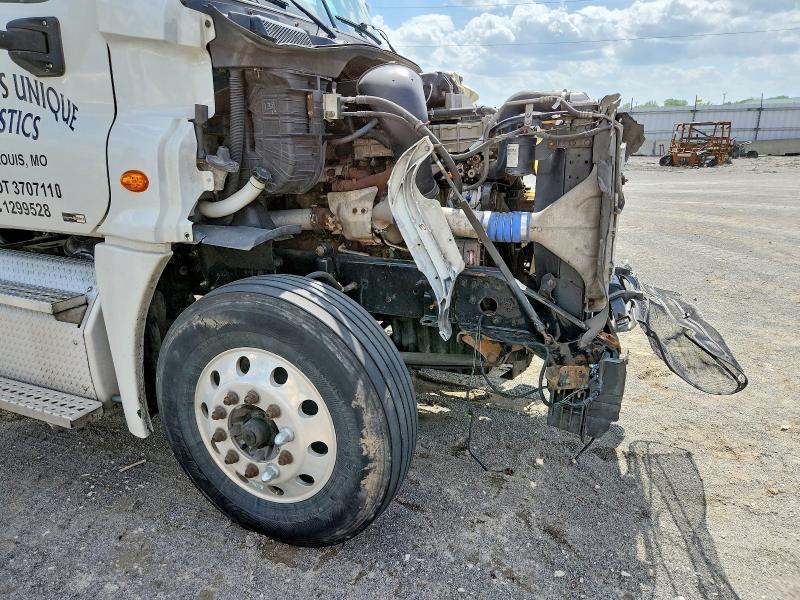 2011 Freightliner Cascadia Semi Truck
