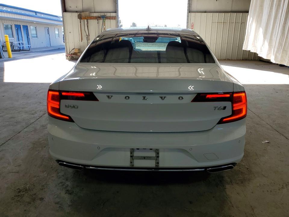 2017 Volvo S90 T6 Momentum