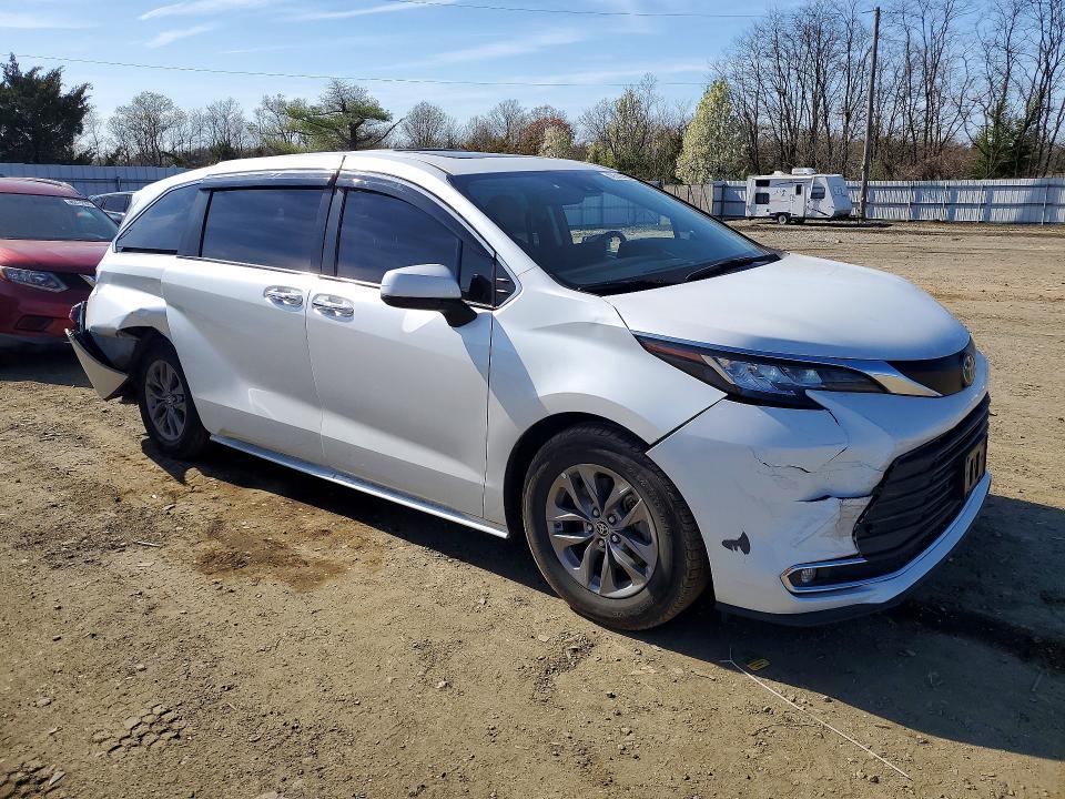 2022 Toyota Sienna xle