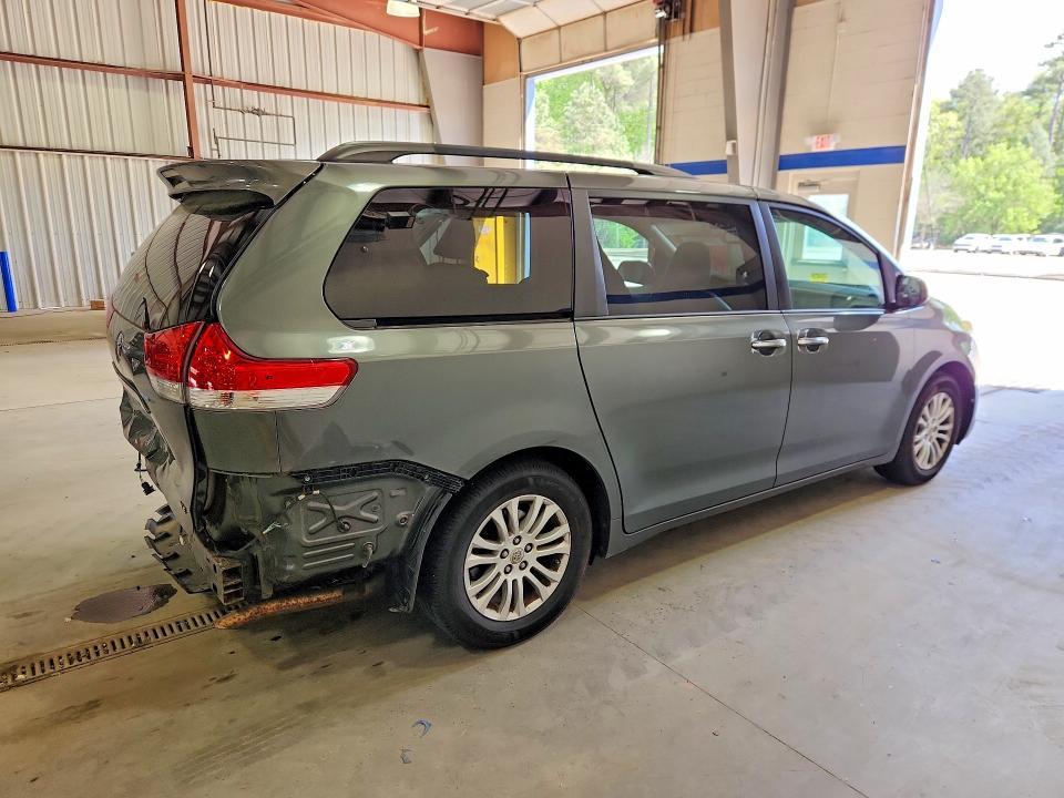 2013 Toyota Sienna xle 8-passenger