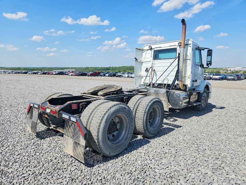 2012 Volv O VNM Semi Truck