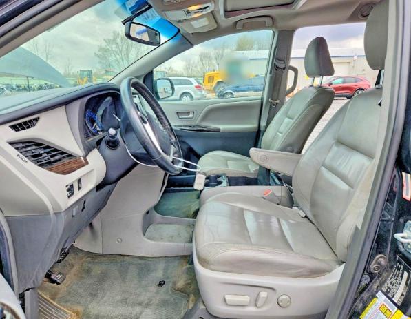 2015 Toyota Sienna xle 8-passenger