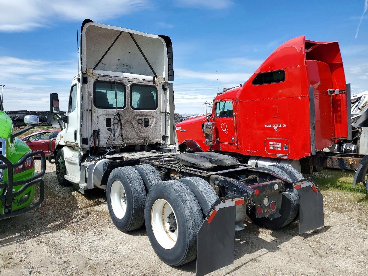 2016 Freigliner 2016 Freightliner Cascadia 113 Semi Truck