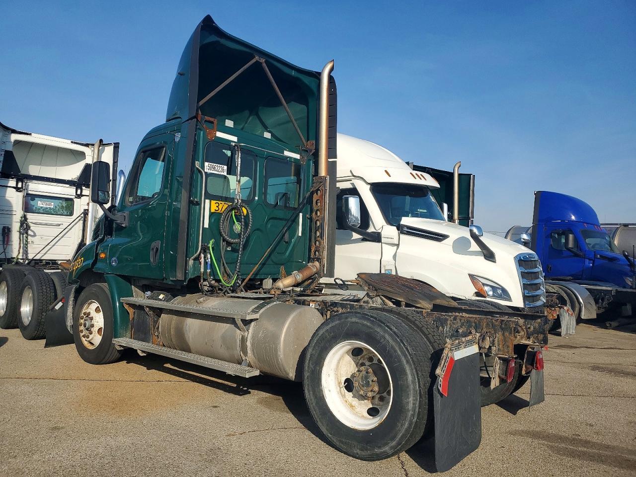 2018 Freightliner Cascadia 113 Semi Truck