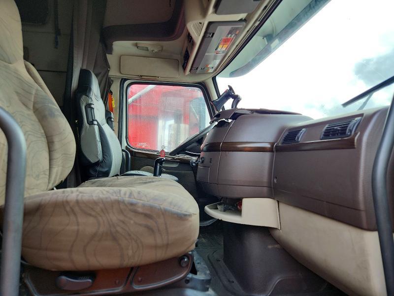 2012 Volv O VNL Semi Truck