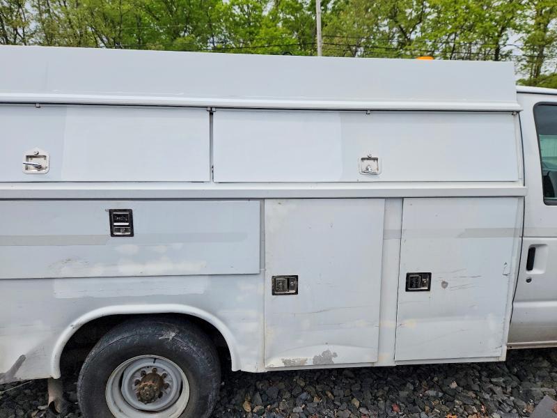 2014 Ford Econoline E350 Super Duty Cutaway Van