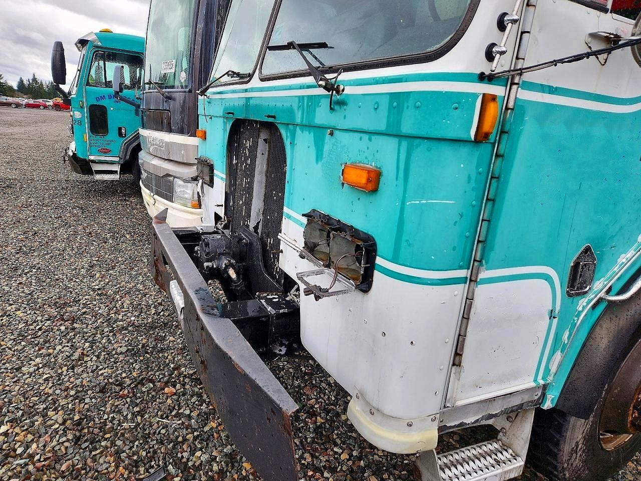 1998 Peterbilt 320 Refuse Truck