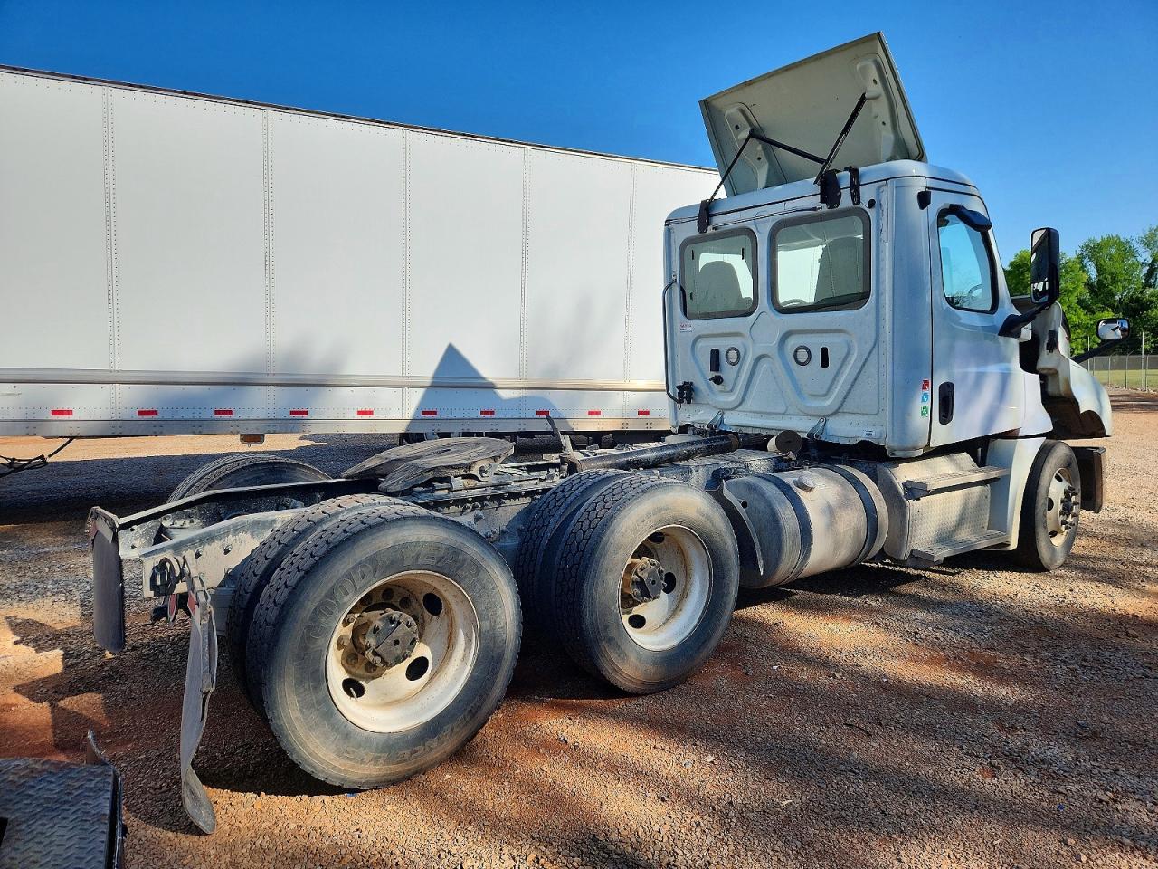 2019 Freightliner Cascadia 126 Semi Truck