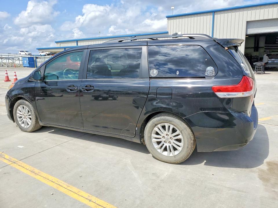 2012 Toyota Sienna xle 8-passenger