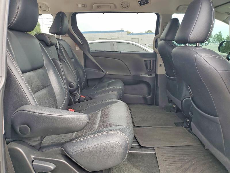 2017 Toyota Sienna se 8-passenger