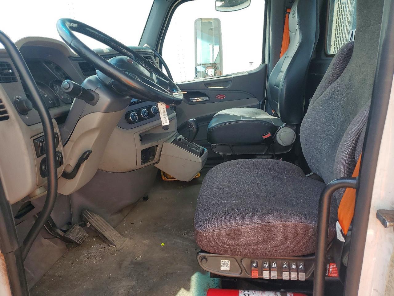2016 Peterbilt 579 Semi Truck