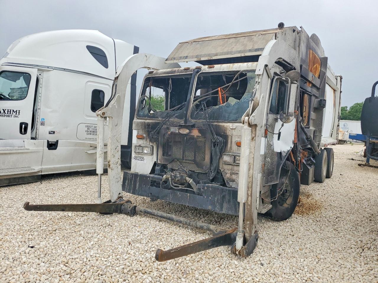 2018 Peterbilt 520 Refuse Truck