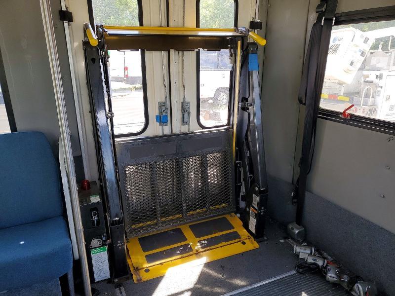 2015 Ford Econoline E450 Super Duty Cutaway Van