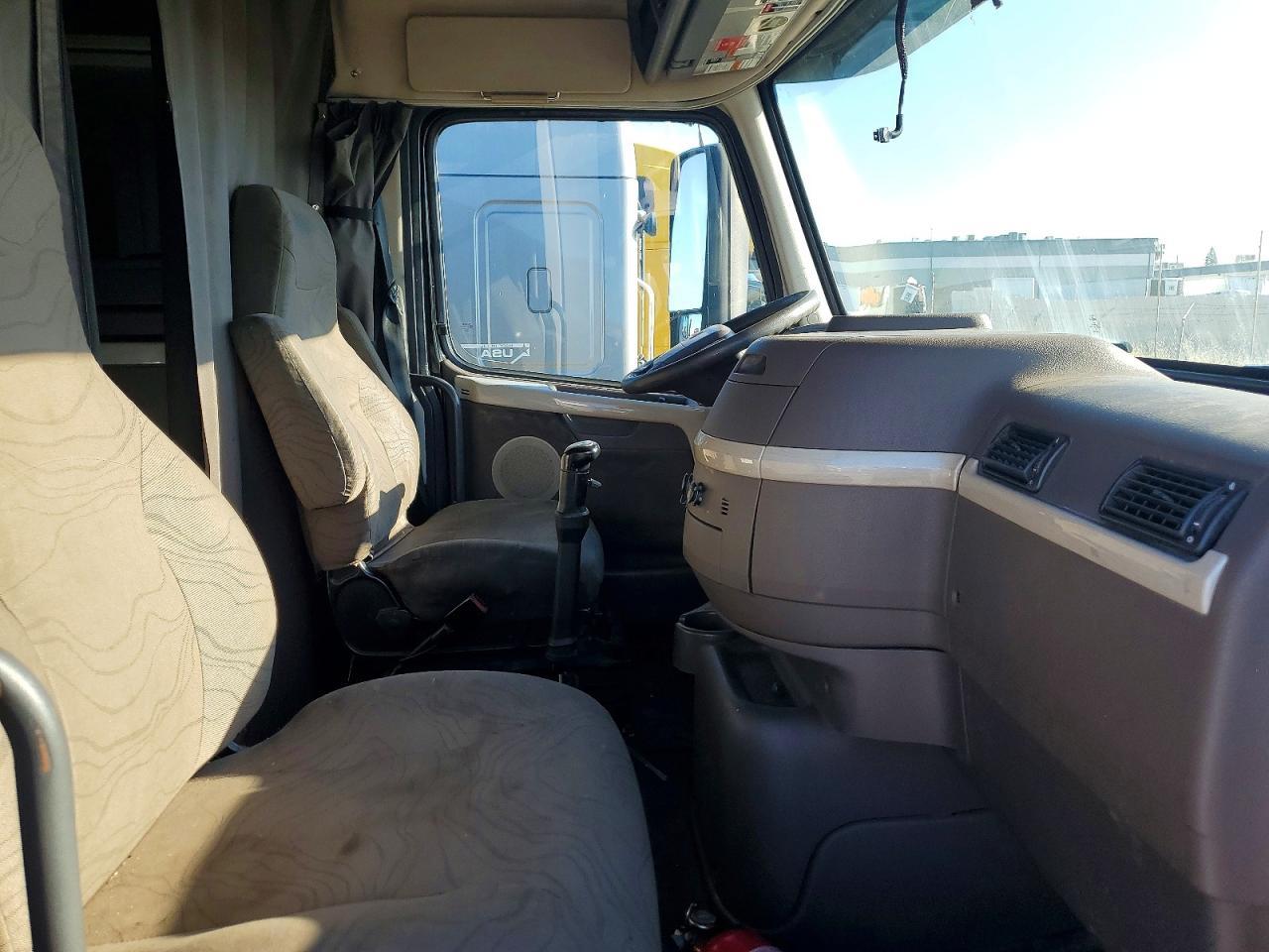 2017 Volvo VNM Semi Truck