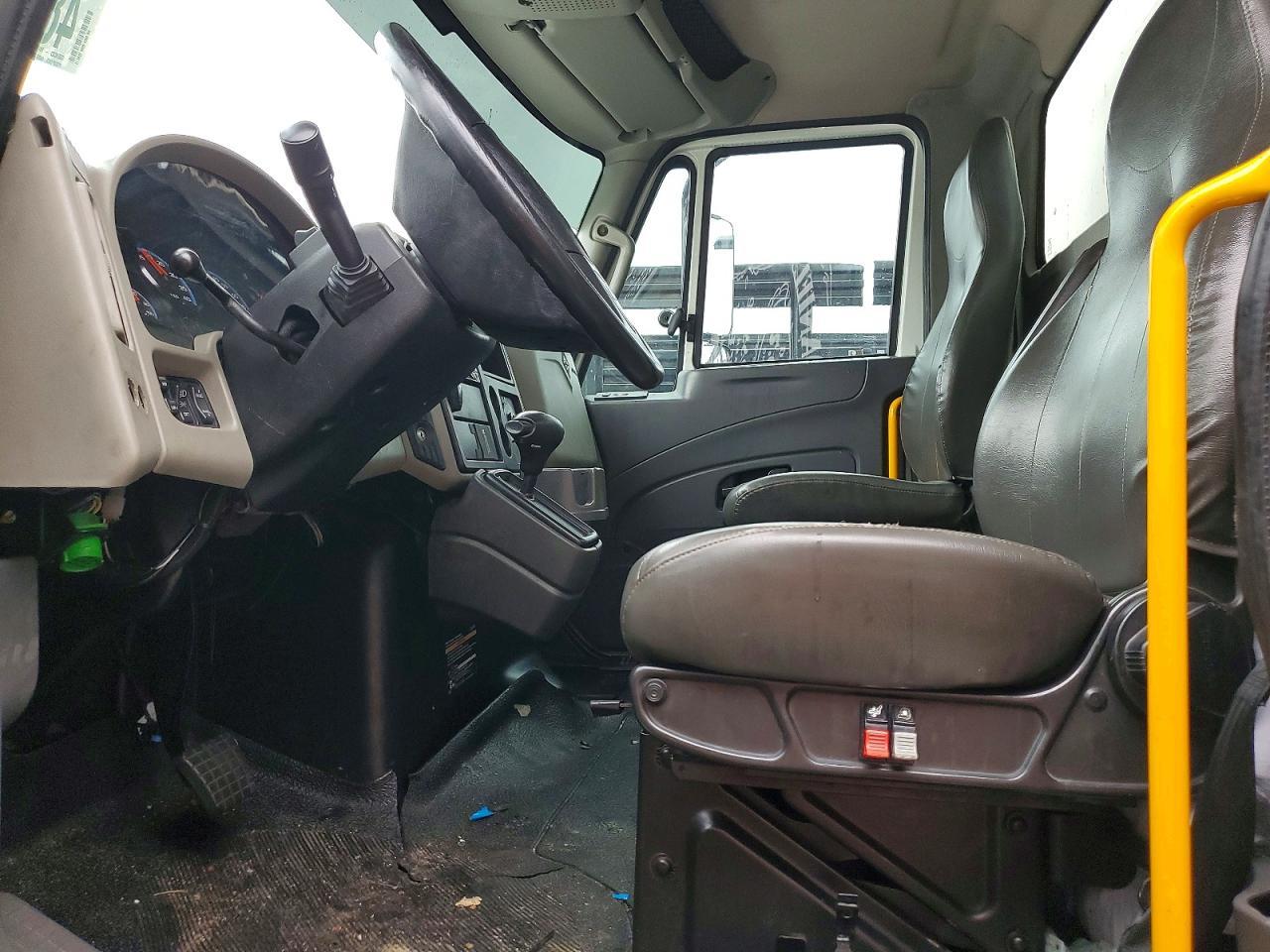 2017 International 4300 BOX Truck