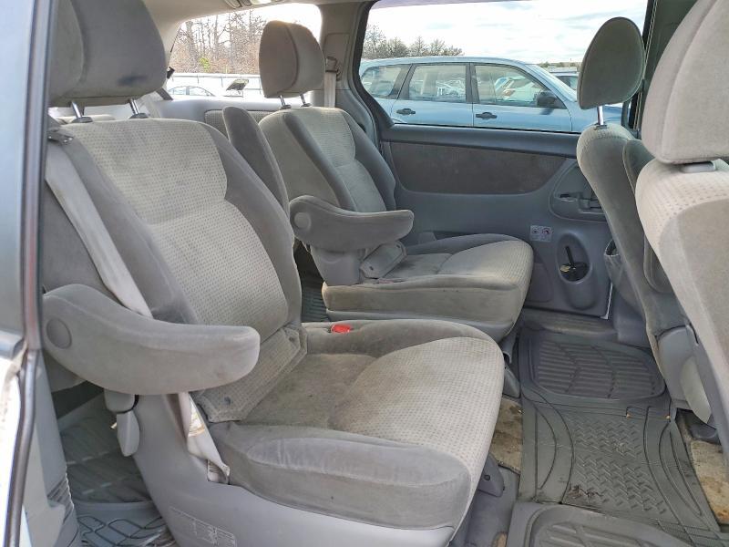 2010 Toyota Sienna le 7-passenger
