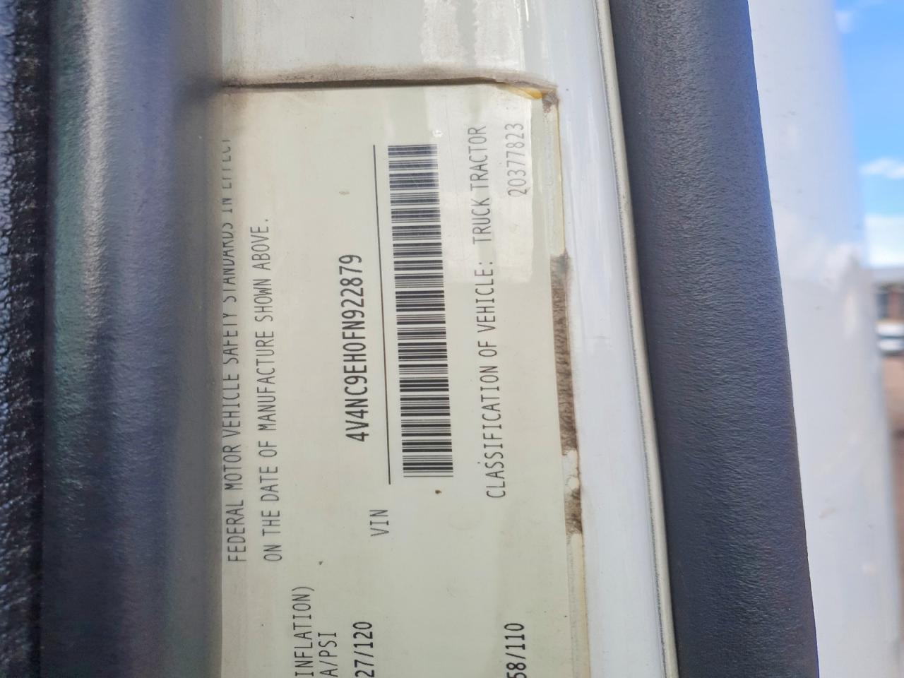 2015 Volvo VNL Semi Truck