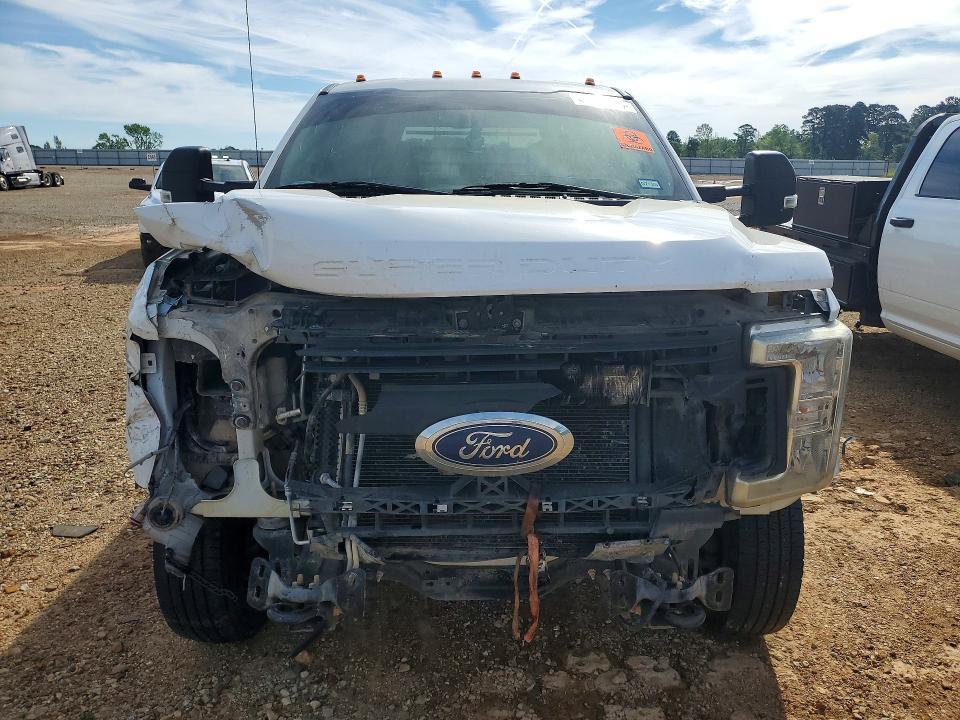 2018 Ford F350 Super Duty Flatbed Truck