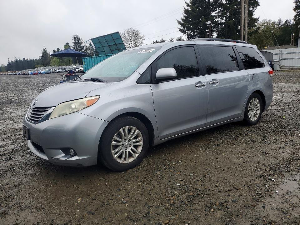 2012 Toyota Sienna xle 8-passenger