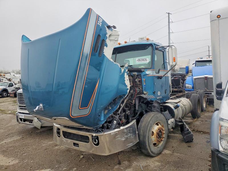 2015 Mack CXU613 Semi Truck