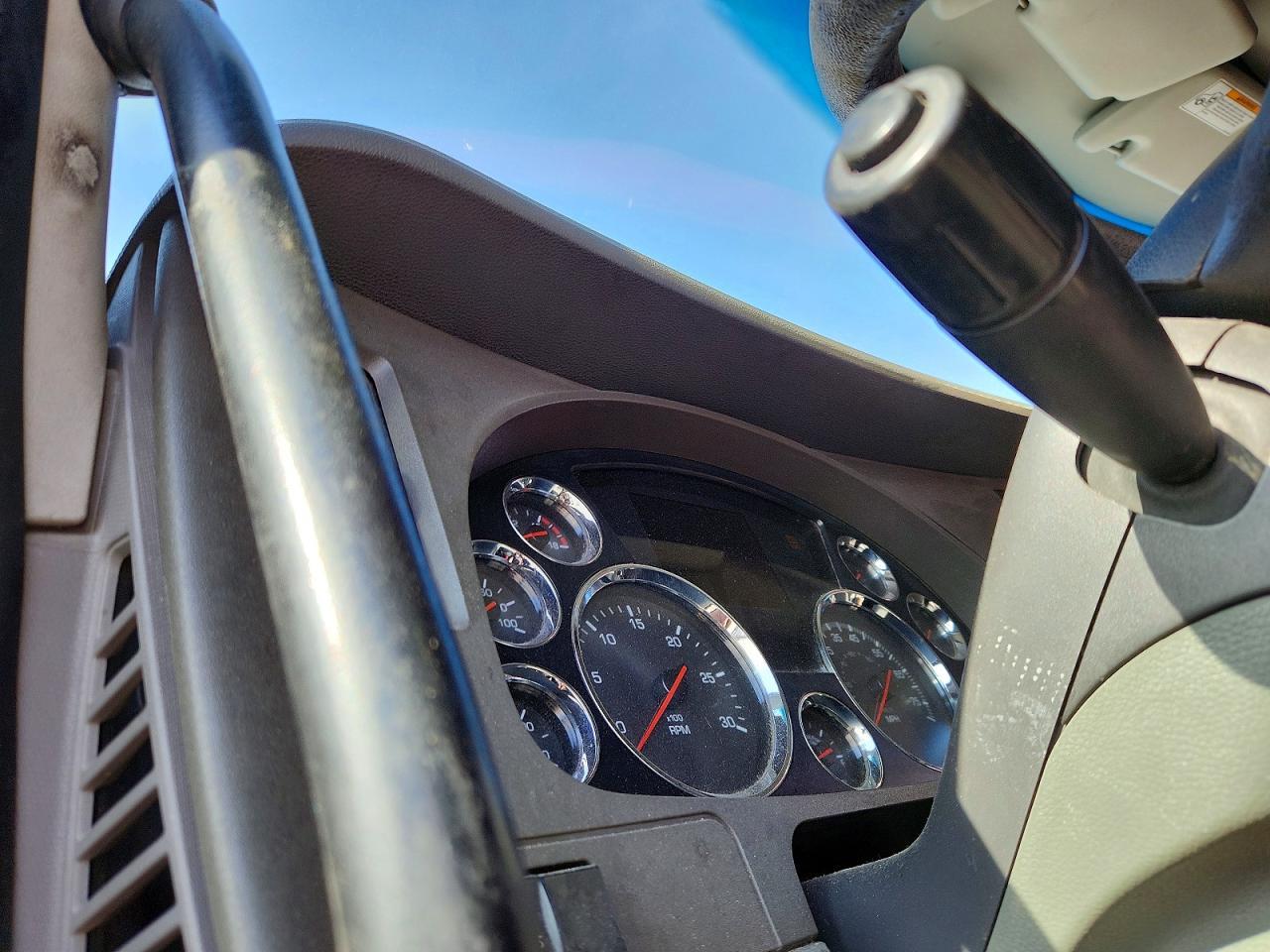 2015 Kenworth T680 Semi Truck