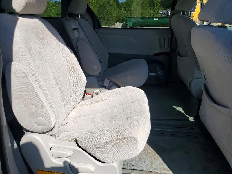 2012 Toyota Sienna le 8-passenger