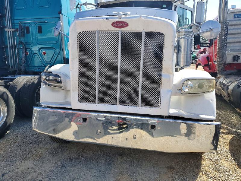 2012 Peterbilt 388 Semi Truck