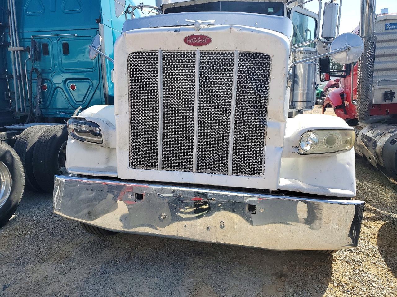 2012 Peterbilt 388 Semi Truck