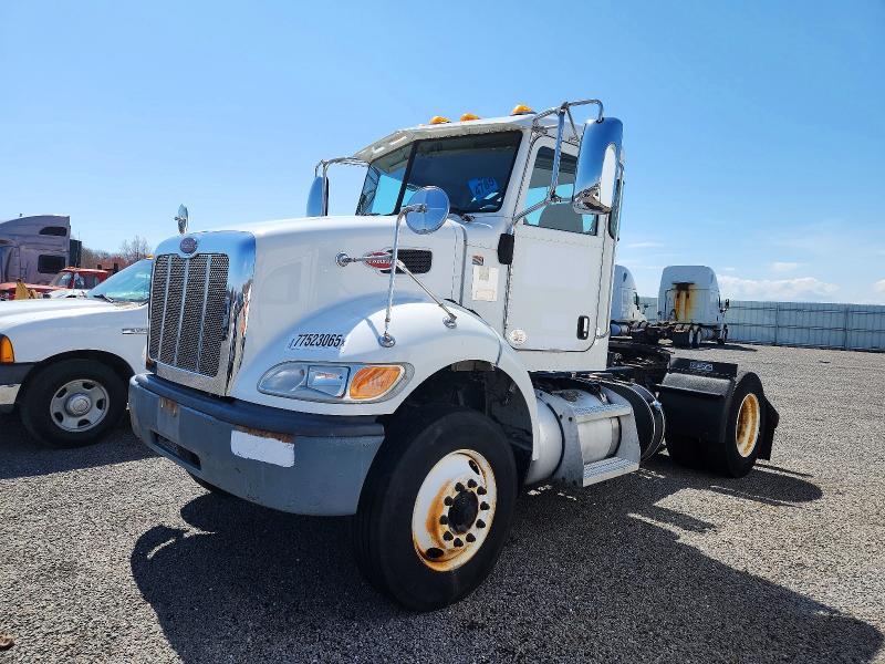 2017 Peterbilt 348 Semi Truck