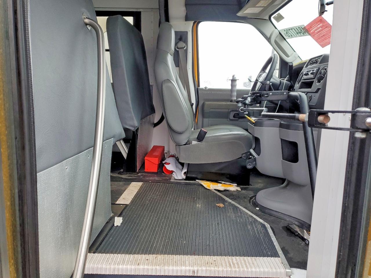 2022 Ford Econoline E450 Super Duty Cutaway Van