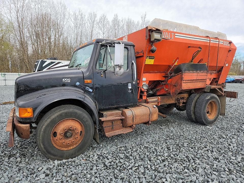 1999 International 4700 Spreader Truck