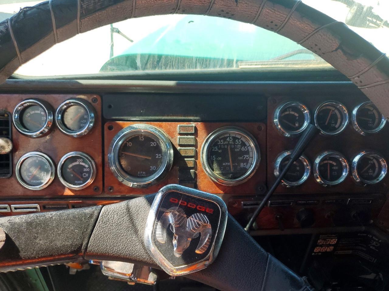 2001 Freightliner FLD120 Semi Truck