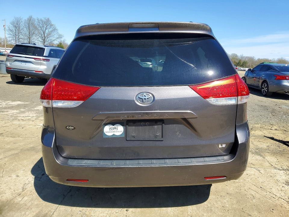 2013 Toyota Sienna le 8-passenger