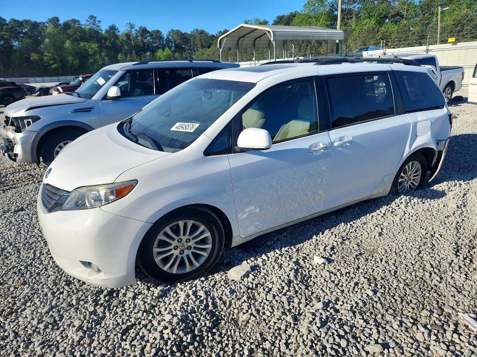 2011 Toyota Sienna xle 8-passenger